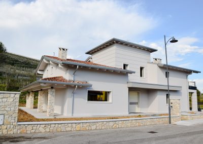 foto facciata esterna villa privata - L’edificio che ingloba le caratteristiche architettoniche tipiche della valpolicella, copertura a falde inclinate e grandi porticati in legno. studio tecnico ballarini e associati.