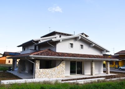 foto villa con giardino- dettagli architettonici e ricercatezza dei materiali
