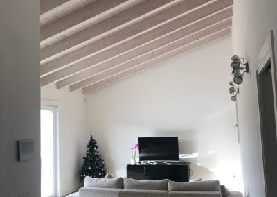 foto interno villa privata, travi in legno, spazi studiati per sfruttare al meglio la luce solare