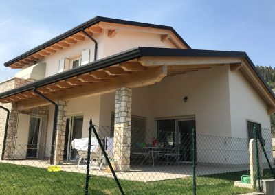 foto facciata esterna edificio bifamiliare - scelta estetica e architettonica del fabbricato fa attenzione alla tradizione della Valpolicella sia nella forma che nell’uso dei materiali - a cura dello studio tecnico ballarini e associati