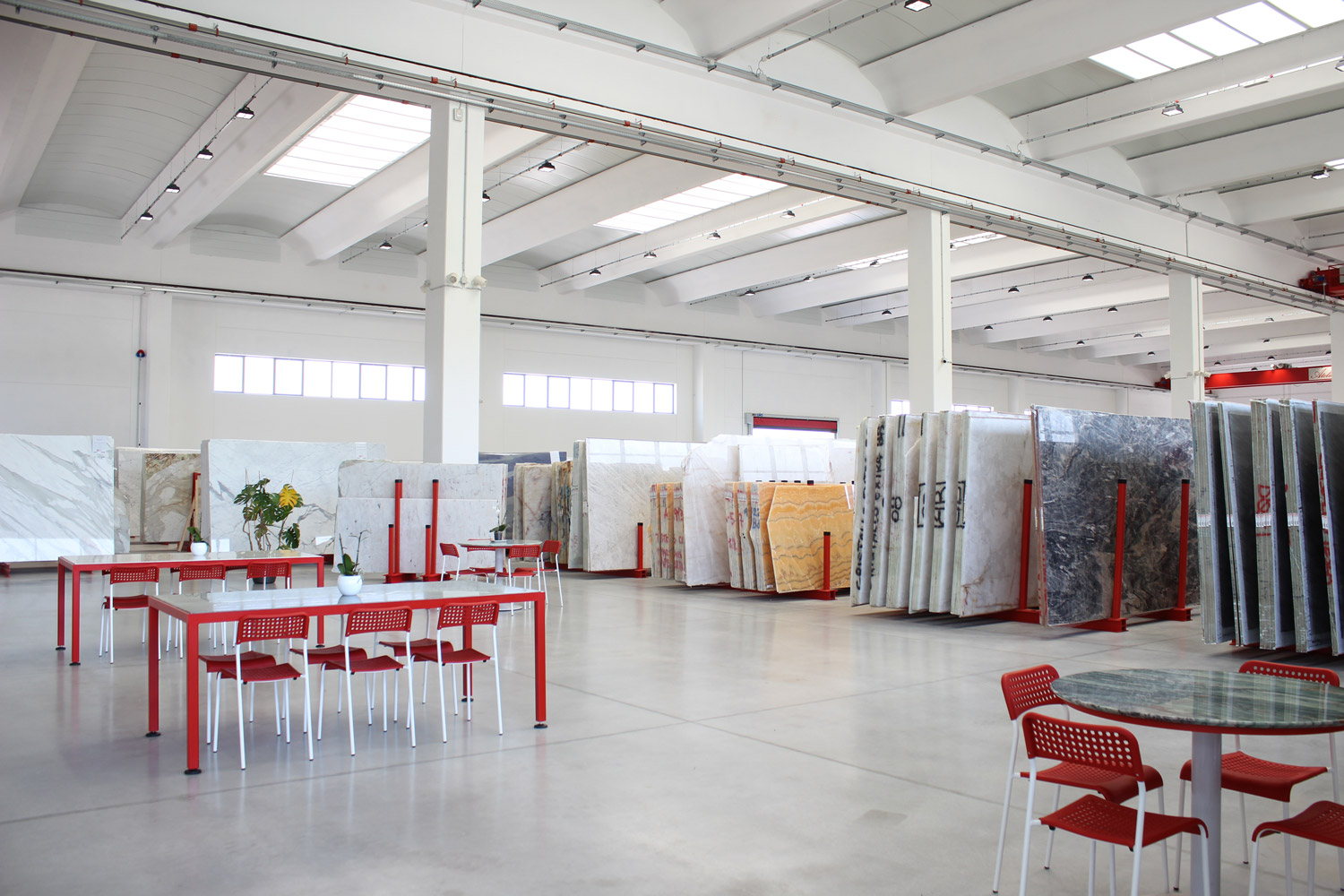 realizzazioni-industriali-expo-bassi-bellotti foto magazzino espositivo lastre marmo - realizzazione e progetto architettonico studio ballarini