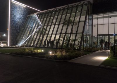 foto notturna edificio industriale - magazzino esposizione lastre marmo - architettura e disign